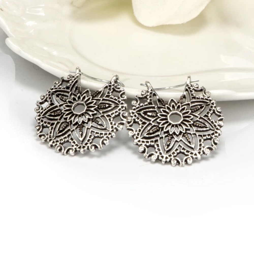 Boho antiqued flower earrings - Picture 9 of 10